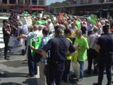 Víctimas de productos bancarios protestan frente a la sede de Bankia