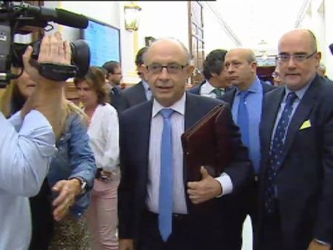Las explicaciones de Montoro sobre las propiedades de la Infanta no convencen