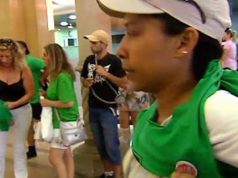 Cientos de personas toman una sucursal bancaria para exigir alquileres sociales