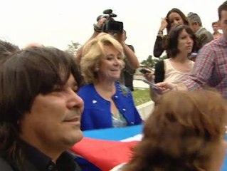 Aguirre le espeta a unos jóvenes procastristas: "Viva Cuba libre"