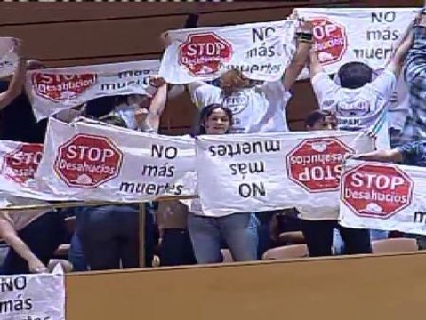 Desalojados del Senado los representantes de la PAH