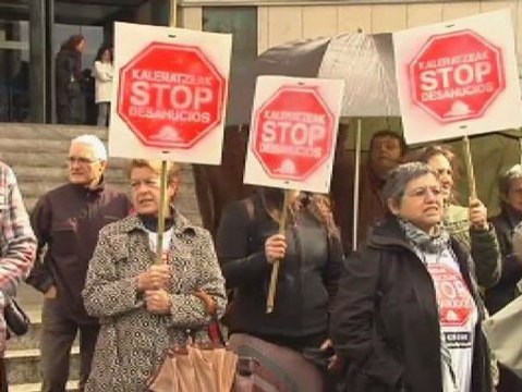 Juzgan a tres familias por ocupar una vivienda