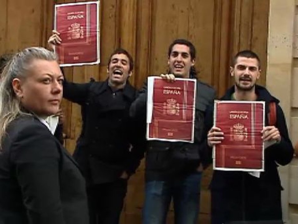 Jóvenes españoles abuchean a Rajoy en París: "Quédate aquí y no vuelvas a España"