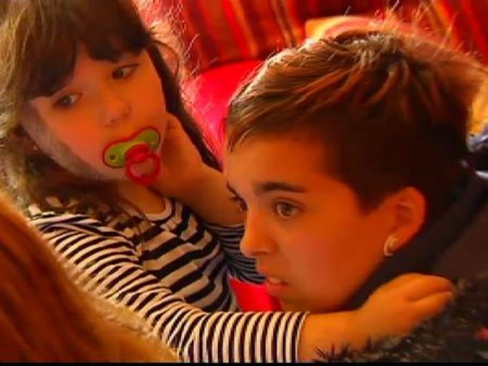 Una familia dona a otra siete toneladas de tapones solidarios que habían recolectado para su hija