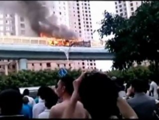 Video herunterladen: Mueren 47 personas en el incendio de un autobús en China