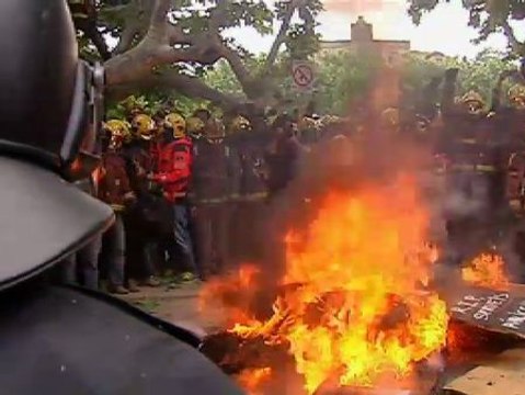 Los mossos cargan contra los bomberos que se manifiestan ante el Parlament