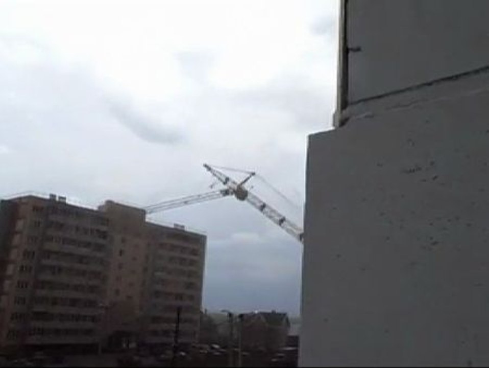 Una grúa cae sobre un edificio de 9 plantas en Rusia