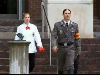 Un hombre acude a un juicio en Estados Unidos vestido de nazi