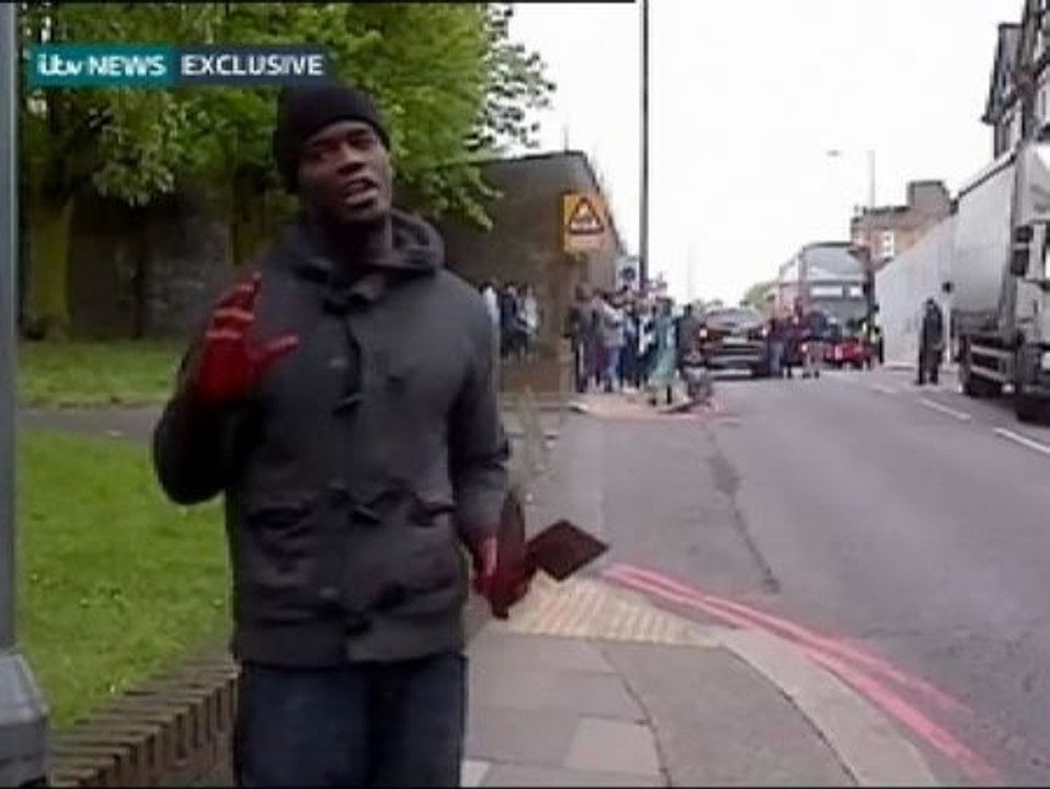 Imágenes de uno de los terroristas de Londres reivindicando el atentado en nombre de Alá