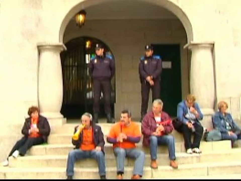 Los afectados por las preferentes se manifiestan a las puertas del Ayuntamiento