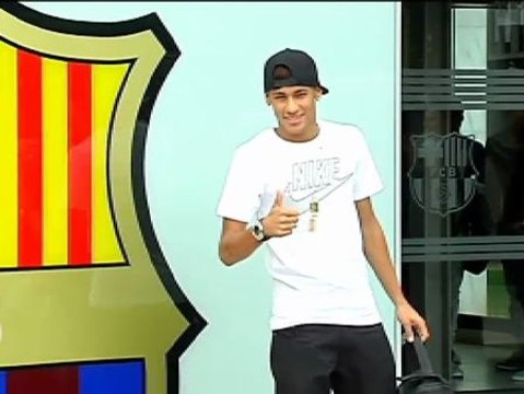 Neymar posa junto al escudo del Barça