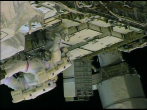 Dos astronautas inician la reparación de una avería en la Estación Espacial Internacional