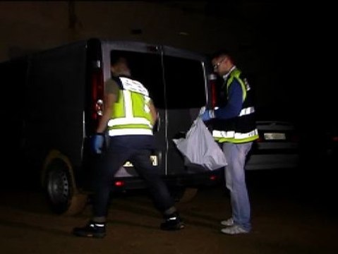 La policía registra la finca donde aparecieron los cadáveres de la pareja de holandeses