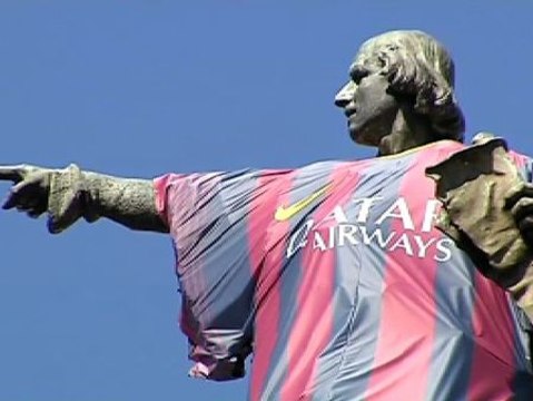 Polémica en Barcelona por vestir a Colón con la nueva camiseta del Barça