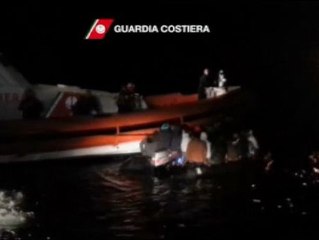 Download Video: Rescate de un centenar de inmigrantes en alta mar