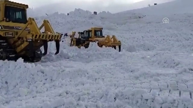 Çığın kapattığı Hakkari-Şırnak kara yolu ulaşıma açıldı - HAKKARİ
