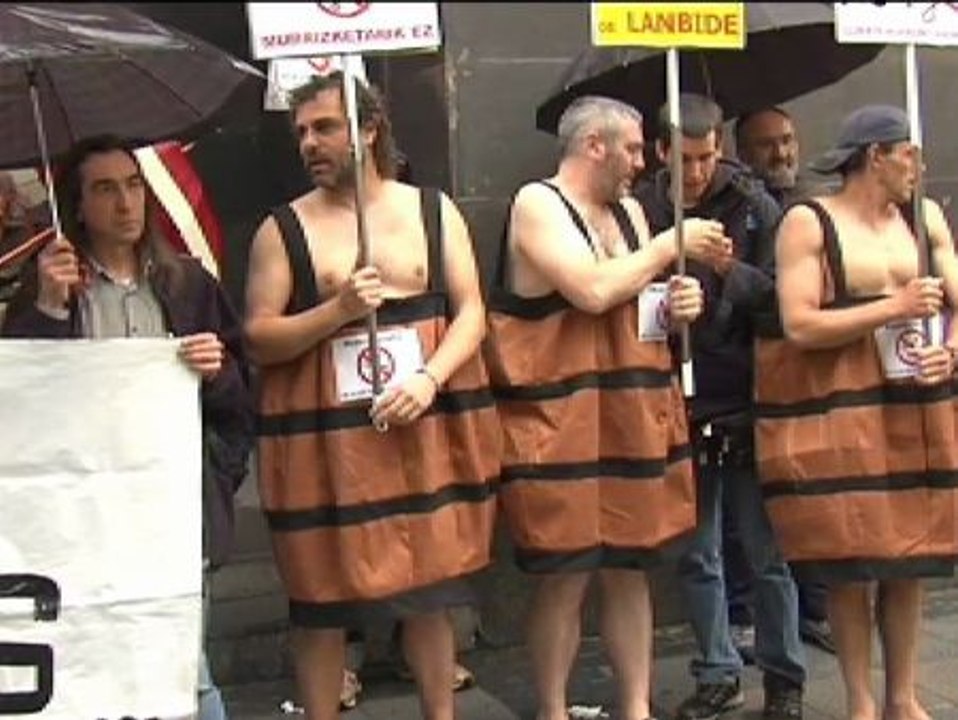 Desnudos contra los recortes sociales en Bilbao