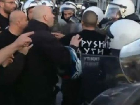 La Policía helena se enfrenta a militantes ultraderechistas de Amanecer Dorado