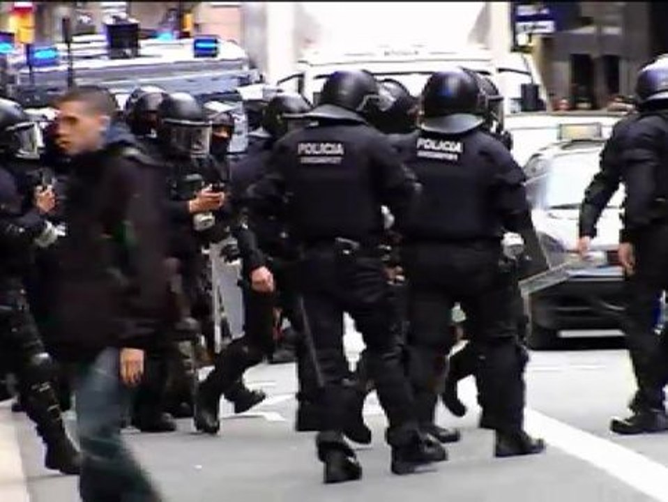 Más de un centenar de personas se manifiesta contra los recortes y con consignas antisistema en Barcelona
