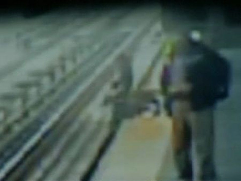 Nueva caída de un carrito de bebé a las vías del metro