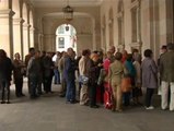 Afectados por las preferentes se encierran en el ayuntamiento de A Coruña