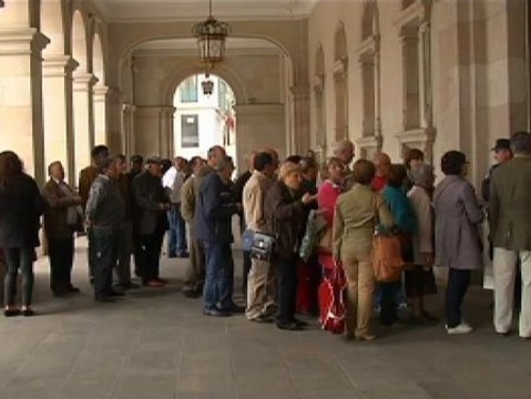 Afectados por las preferentes se encierran en el ayuntamiento de A Coruña
