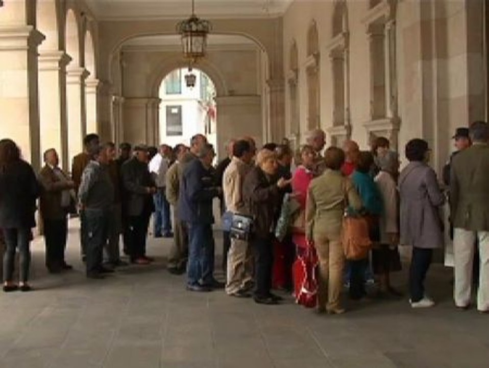 Afectados por las preferentes se encierran en el ayuntamiento de A Coruña