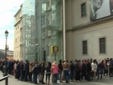 Largas colas en el primer día para ver la exposición de Dalí