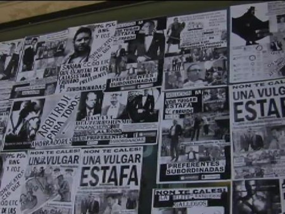 Afectados por las preferentes "empapelan" las sucursales de NovaGalicia Banco en Cangas