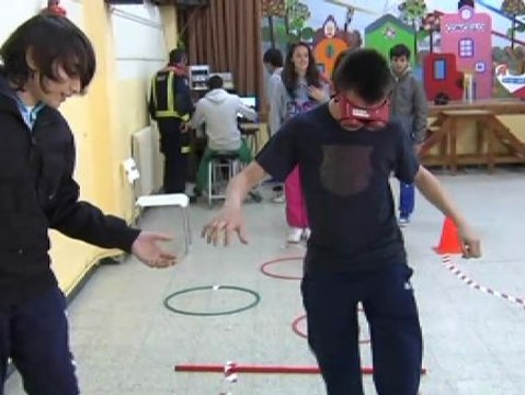 Los jóvenes aprenden los peligros de conducir bebido con unas gafas que simulan una borrachera