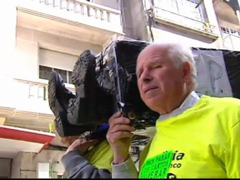 Afectados por las preferentes llenan las calles de Vigo para demostrar que no se rinden