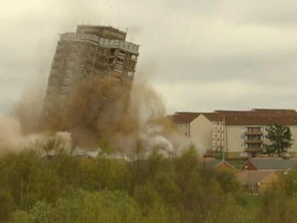 Demolición controlada de un edificio en Glasgow