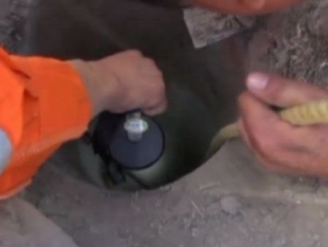 Rescate de un niño atrapado en un estrecho pozo en China