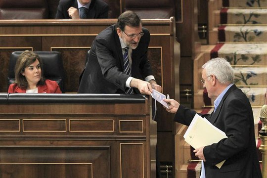 Cayo Lara acusa a Rajoy de gobernar con desprecio