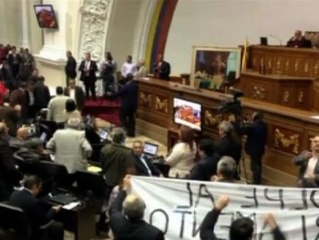 Venezuela a puñetazos