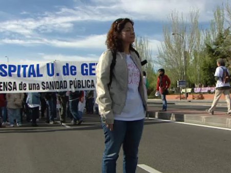 Profesionales y usuarios protestan en defensa de la sanidad pública madrileña