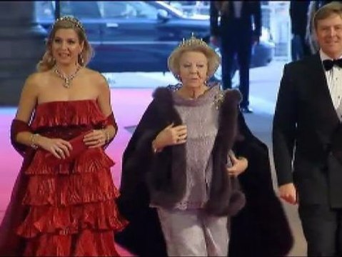 La reina Beatriz ofrece una cena de gala