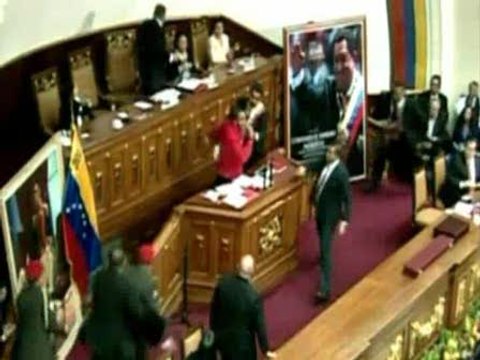 Un desconocido se abalanza sobre Maduro en la toma de posesión