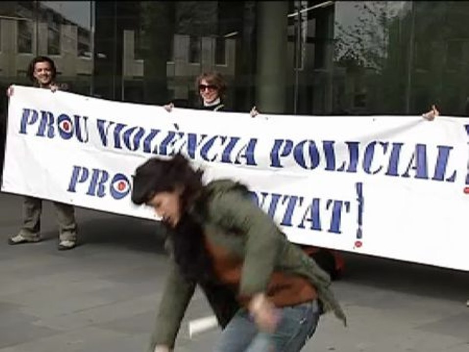 Declaran ante el juez los mossos imputados por el caso de la mujer que perdió un ojo el 14-N