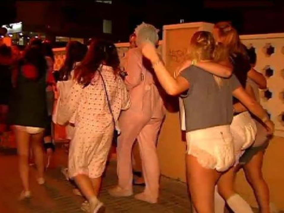 Salou continúa "invadida" por miles de estudiantes ingleses