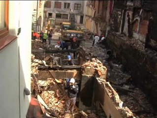 La policía científica entra en la zona cero para investigar el origen del incendio