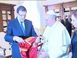 Rajoy obsequia al Papa Francisco con una camiseta de la selección española
