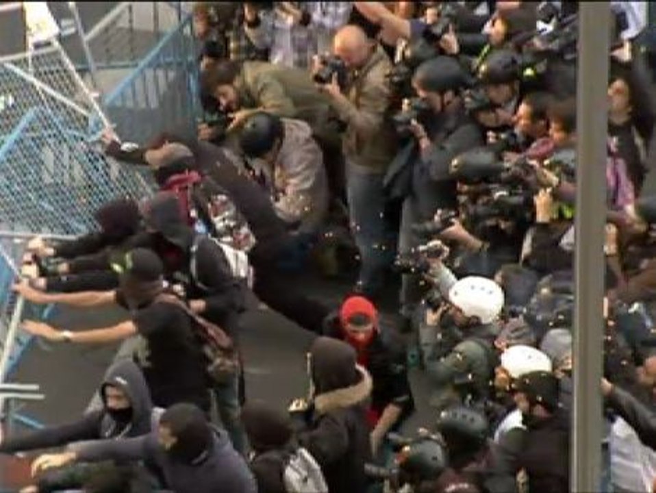 Empiezan los incidentes en las inmediaciones del Congreso