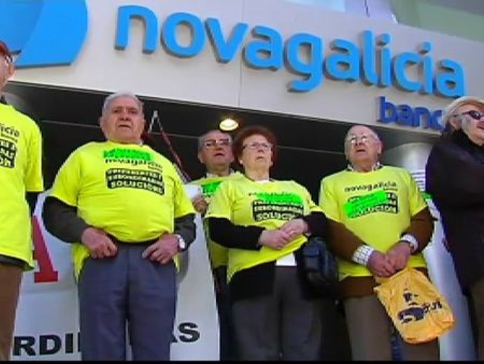 Afectados por las preferentes protestan ante NovaGalicia Banco