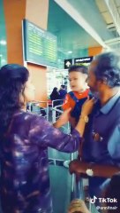 தாத்தாவை விட்டு வெளிநாடு செல்ல மனம் இல்லாத பேர குழந்தை..