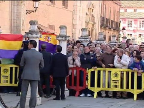 Los Príncipes, abucheados en su llegada a la Universidad de Alcalá