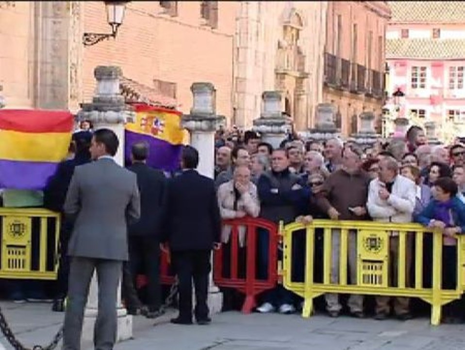 Los Príncipes, abucheados en su llegada a la Universidad de Alcalá