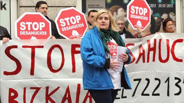 La plataforma Stop Desahucios protesta contra Cifuentes en Bilbao