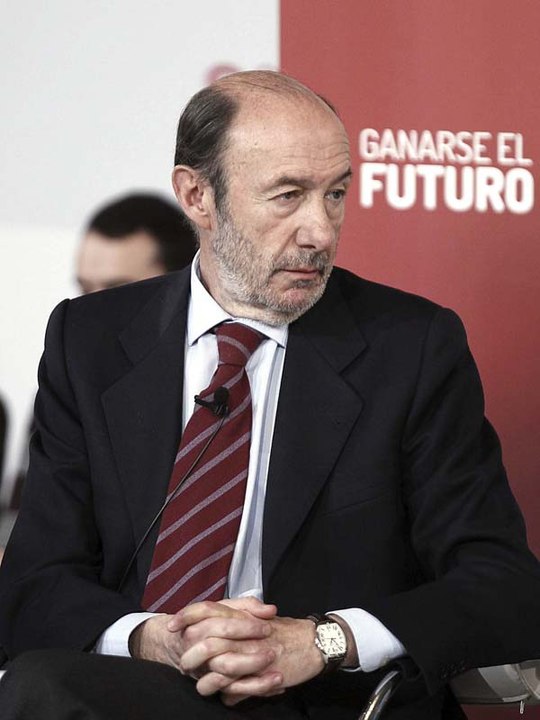 Rubalcaba propone que el Rey tenga el mismo estatus que los cargos públicos