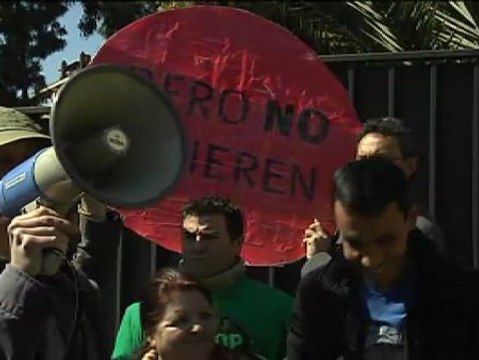 Siguen hasta la puerta de su casa a un diputado para que vote a favor de la ley contra los desahucios
